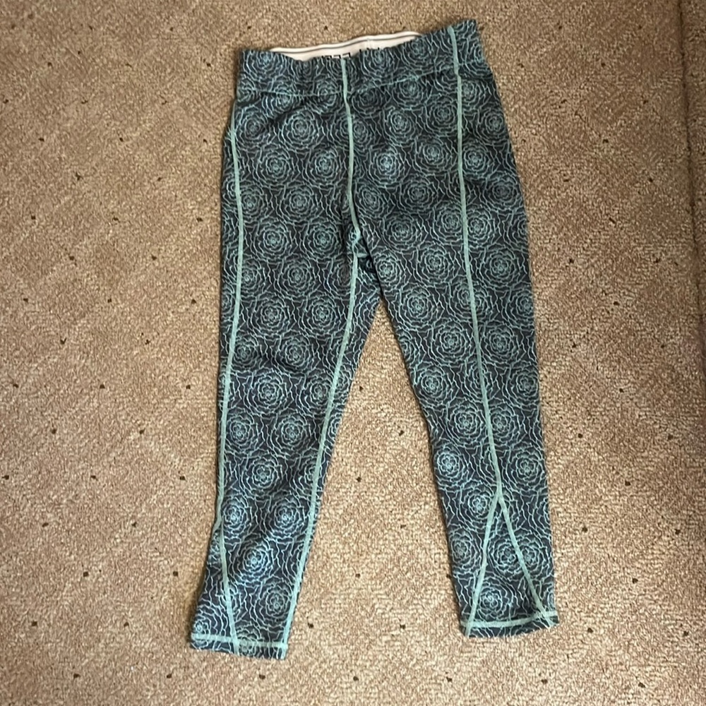 Ivory Ella Capri Style Floral workout running leggings Medium NWOT